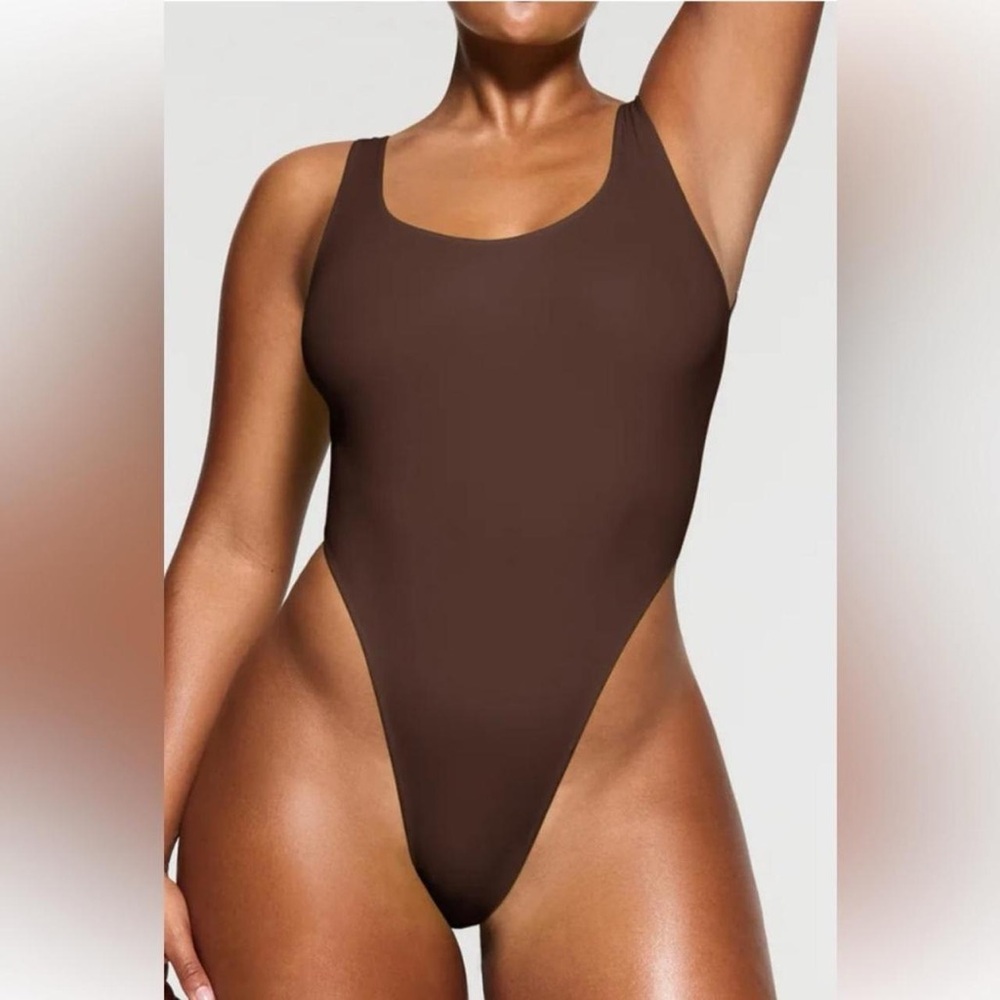 SKIMS HIGH CUT FITS EVERYBODY BODYSUIT